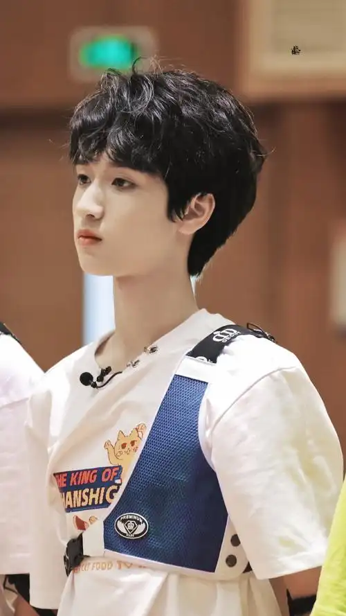 严浩翔|时代少年团tnt|饭拍饭修|图源微博见logo