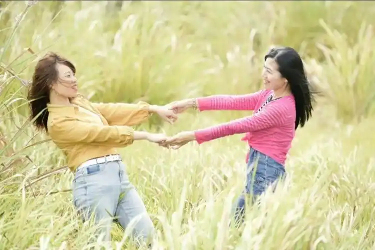 最好的友情是各自忙碌,又互相牵挂.我一回头,你永远都在!