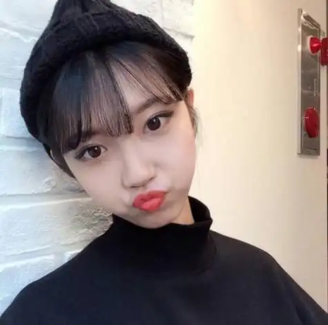 美女嘟嘟嘴头像女生