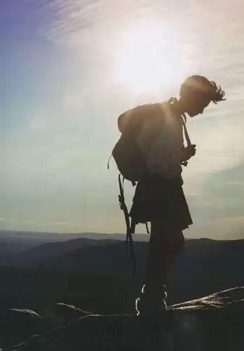 求一个人走在旅行路上的图片 是个男的 背着个旅