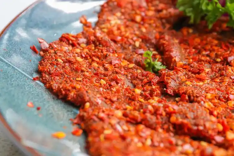 从卖相上都能看出它的"辣",布满辣椒的鲜牛肉下锅都是滋滋声,辣椒素