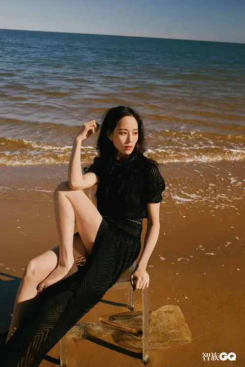 张钧甯穿西装海边漫步卷发微乱高级感十足