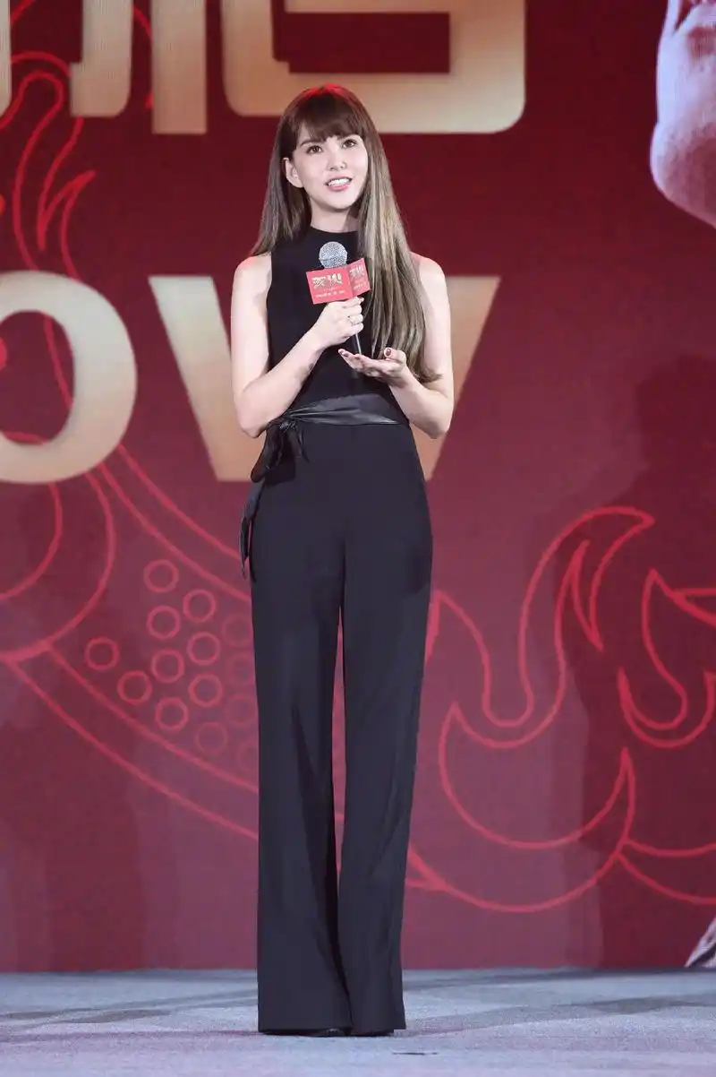 昆凌太会穿了,黑色连体裤配皮腰带,身高162穿出175既视感