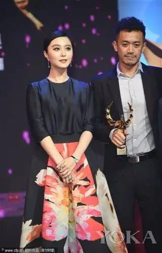 范冰冰为旧爱王学兵颁奖 露羞涩笑容