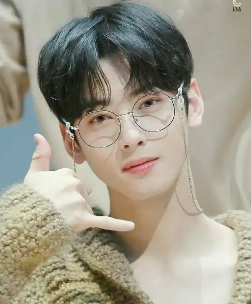 欧巴笑起来也太迷人了!