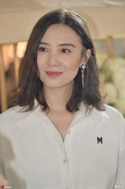 宋佳一袭白裙女人味十足,小腿肚竟然没有一点赘肉