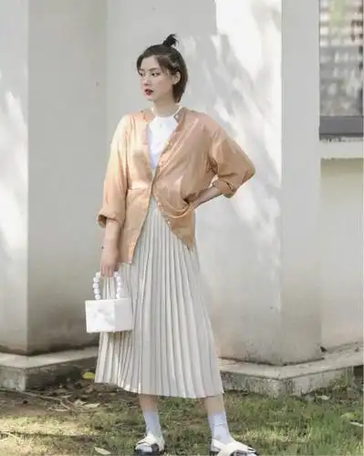 今夏流行的"米色半身裙",搭配这几款上衣,温柔大气不说还高级