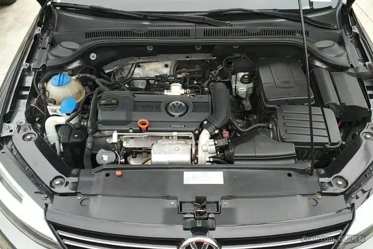 大众速腾发动机舱