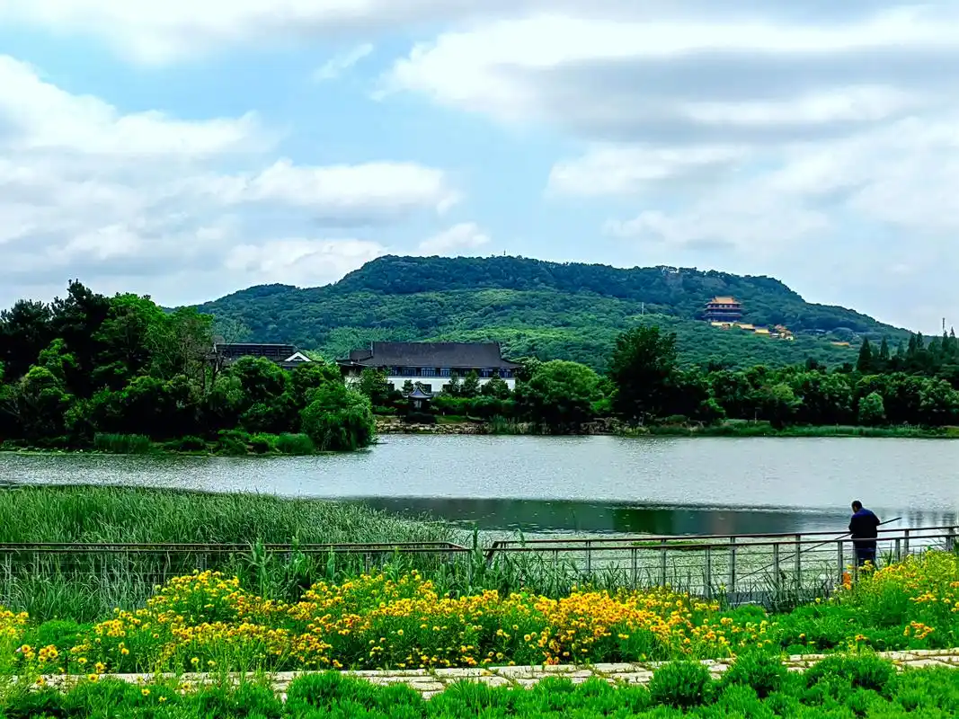 南京方山从远处望去,是一座不太高的平顶山(海拔约208米),远望如一方