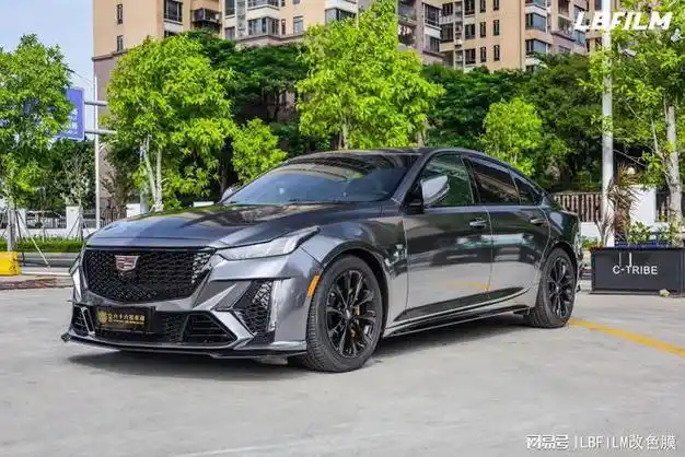 凯迪拉克ct5lb改色膜超亮金属钨钢颜色介于黑和灰之间