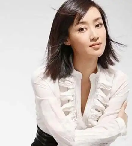 赵子琪赵子琪原是央视主持人,后转战影视圈,因活动中与出版人路金波