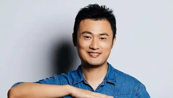 他的成功离不开一个女人对他的帮助,这个女人就是前央视著名主持人张