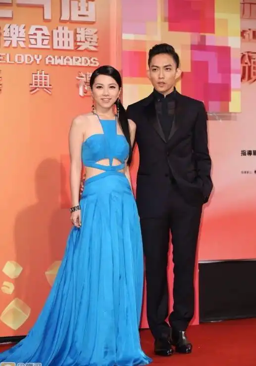 新晋狗粮邓紫棋与男友穿情侣装现身,罕见的公开秀恩爱,祝福呀