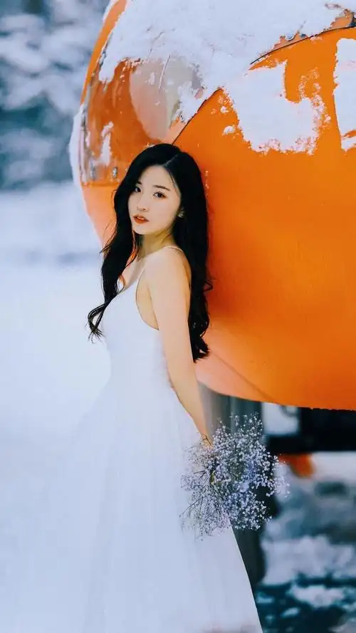 街拍一位穿白色长裙,仙气飘飘的美女