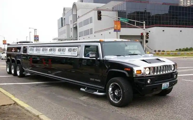 6轮加长豪华悍马