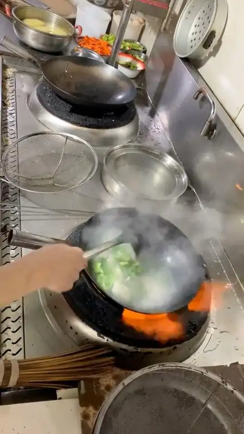 监控实拍五星酒店大厨居然这么做菜