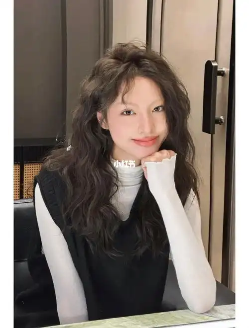 女孩子尴尬期一定要尝试中短发的法式木马卷烫