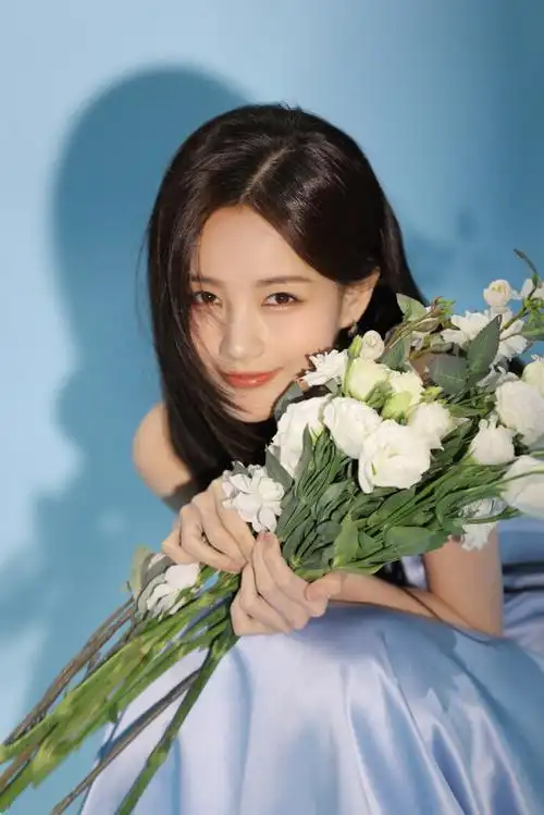 李一桐丝绸蓝裙