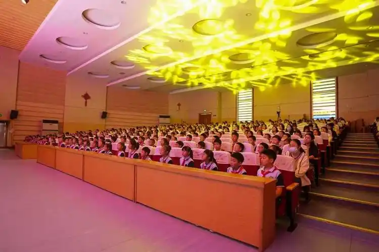 白鹿小学童心剧场举行第六届童话艺术节闭幕汇报展演,张家港市委教育