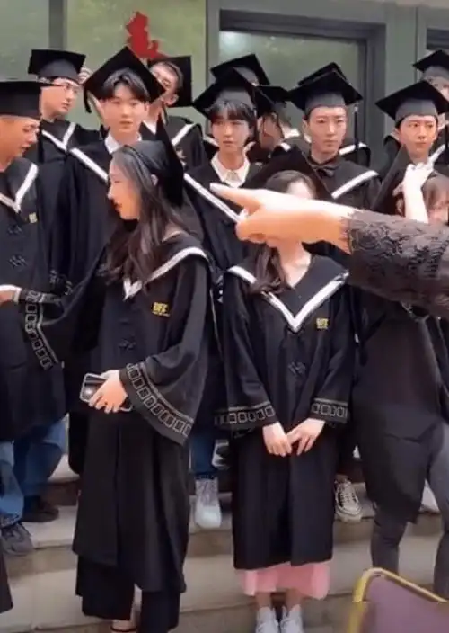 关晓彤返校补拍毕业照,王俊凯穿学士服现身!