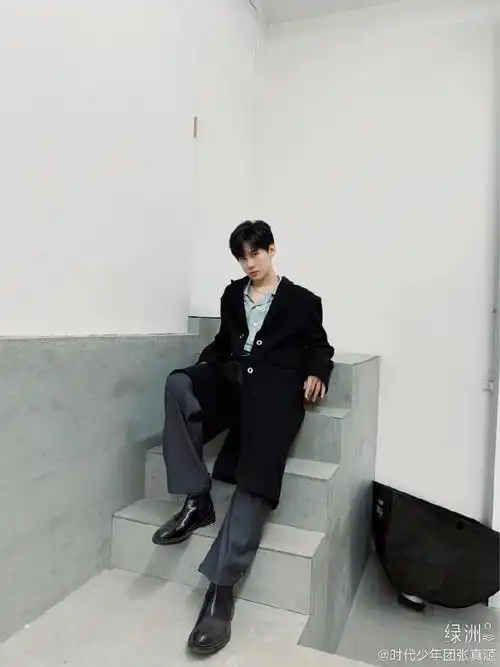 张真源侧拍全身照