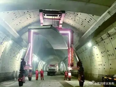 南京长江大桥最近的过江隧道,建宁西路过江通道目前正在进行隧道内部