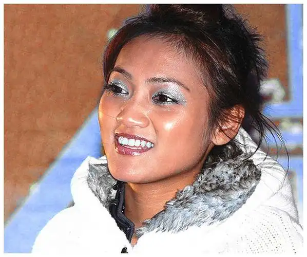 恭喜33岁叶玮庭嫁大18岁洋老公4年宣布产下蓝眼白皮肤混血娃