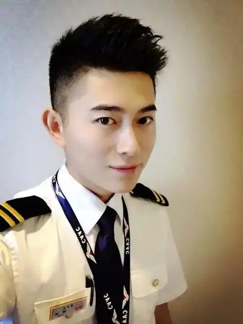 为梦想努力前行——四川航空空少邱鸿