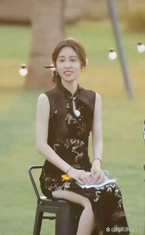 张碧晨这身材哪里像生活孩子啊,一点肚子都没有,腰比刚出道时候还要