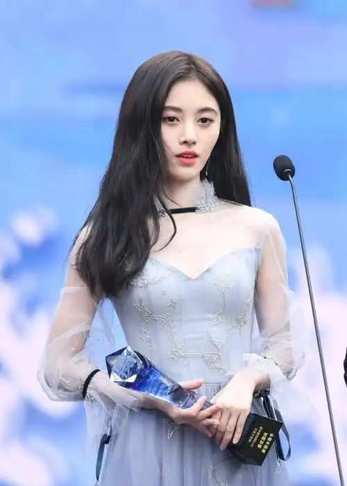 不愧是四千年美女当鞠婧祎穿上礼服这才是仙女该有的样子