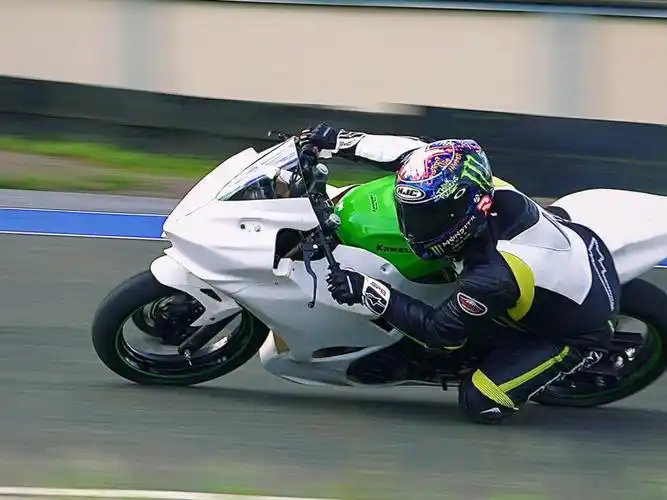 动力比我想象中的强很多,以前的忍者250太肉了,给我的印象特别差,400