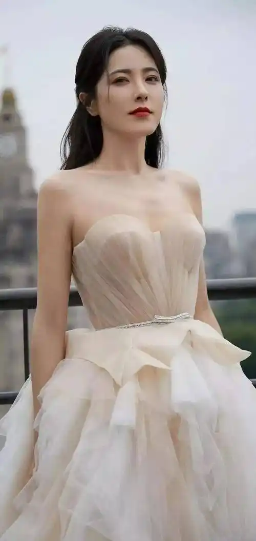 46岁穿吊带裙尽显女人味_变化_感觉_美貌