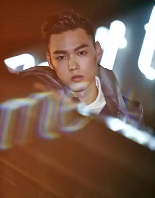 董又霖杂志大片曝光 幻光炫影中游弋迷人