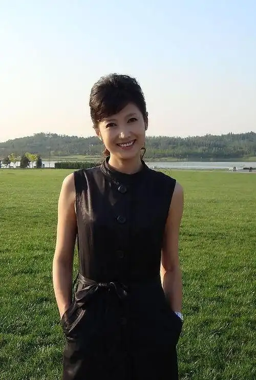 春妮23岁与蒋虎结婚38岁与郭德纲传绯闻40岁嫁给央视名嘴