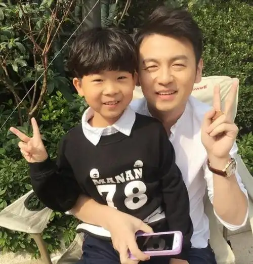 他是我的前半生中凌玲的儿子如今已是大家眼中的老戏骨