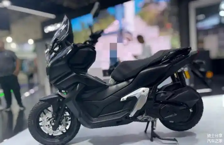 150adv踏板车领辰006静态解读搭载隆鑫发动机拥有丰富配置