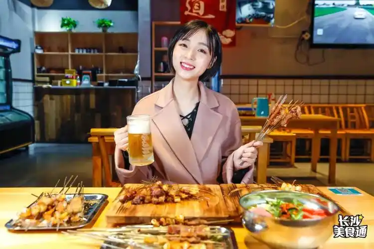 深夜怒刷的东北烤串,喝酒撸串玩游戏!_烧烤