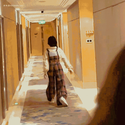 想哭了很喜欢看白鹿的背影 永远向前奔跑 不回头@白鹿my#白鹿不跑真的