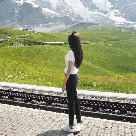 女头背影全身单人