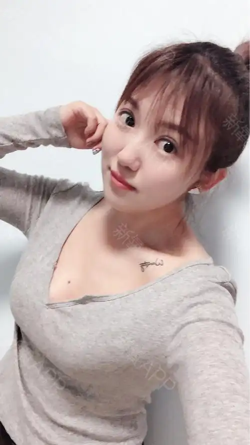 快要过年啦,我要美美哒出去玩,这个胸是不是太抢镜啦