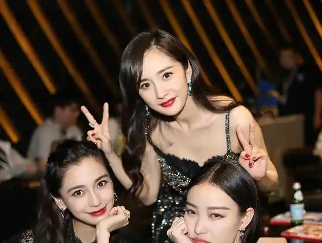 当红女星经典同台合照,来看看谁的着装和气质更好看呢