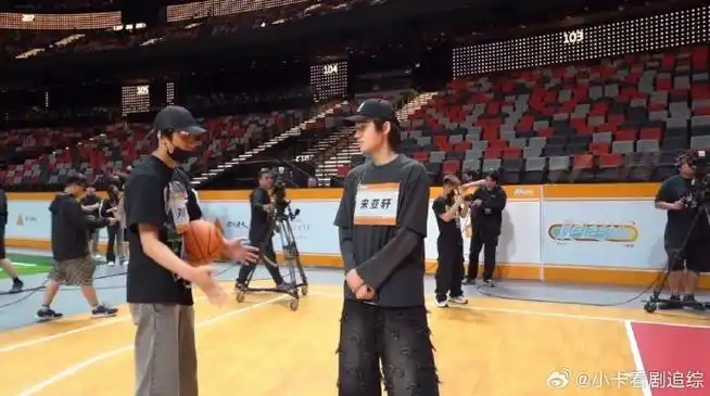 刘耀文指导宋亚轩打篮球##刘耀文给宋亚轩传授篮球技巧##宋亚兴说