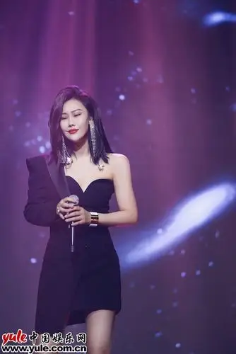 袁娅维推新专《tiara》忙不停 实力清唱应对突发状况网友齐点赞