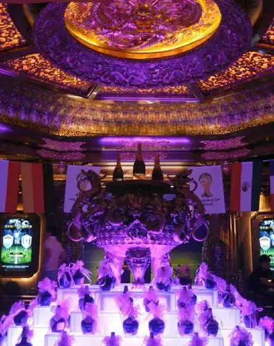 天阙酒吧(和平路店)-"西安的夜店基本都被00后攻占了,反而大叔.