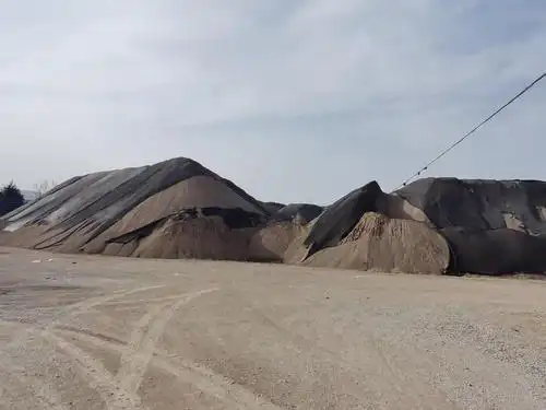 花样年混凝土搅拌站部分砂石料堆覆盖不严,易造成扬尘污染.