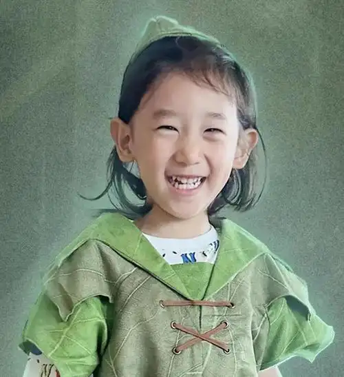 陈小春儿子近照曝光,笑起来神似外婆,没以前软萌,隔代遗传太强|应采儿