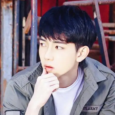 清新阳光男生头像帅气非常完美少年逆光而立