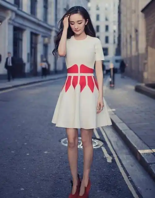 杨幂穿"例假裙"露面,蕾丝设计秀凹凸身材,刘恺威看了得后悔_形象_一身