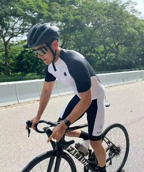 彭于晏晒骑自行车照 穿紧身运动服身材好