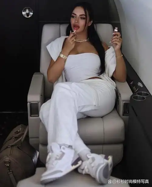 瑞典美女俊美脸庞小麦色皮肤温暖夏日